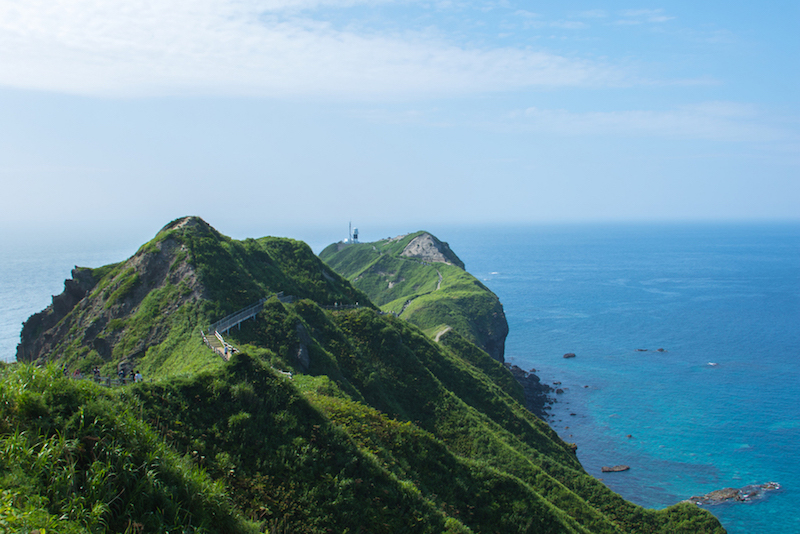 絶景とともに 130周年記念のツーショットを 北海道積丹町 神威岬灯台 恋する灯台